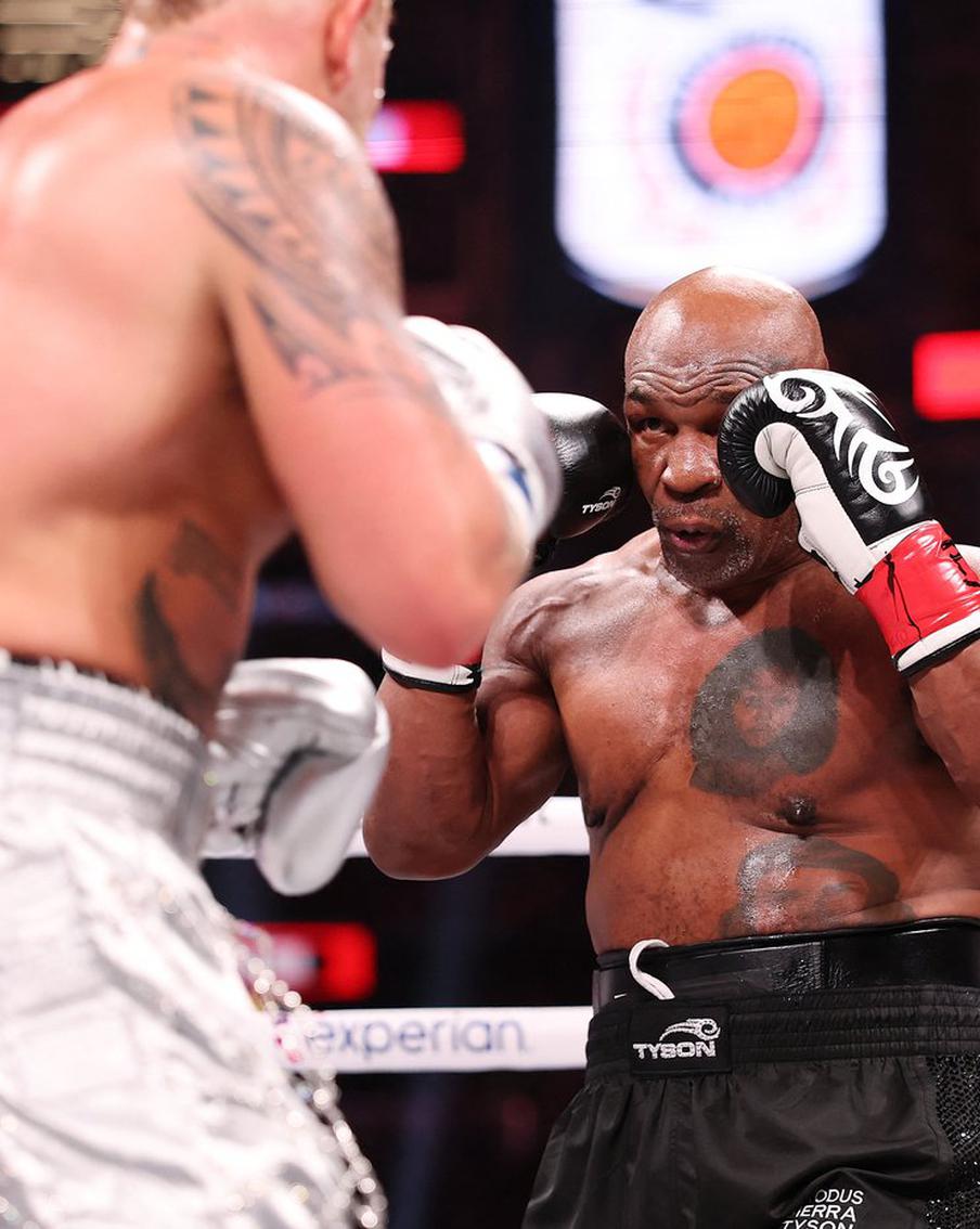 Легендарный боксёр Майк Тайсон потерпел сокрушительное поражение от Джейка Пола в первом с 2007 года бою