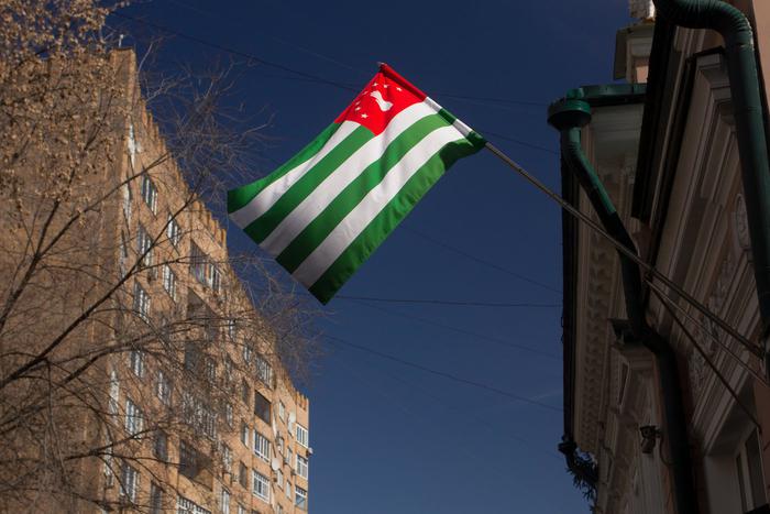 Президент Абхазии покинул столицу