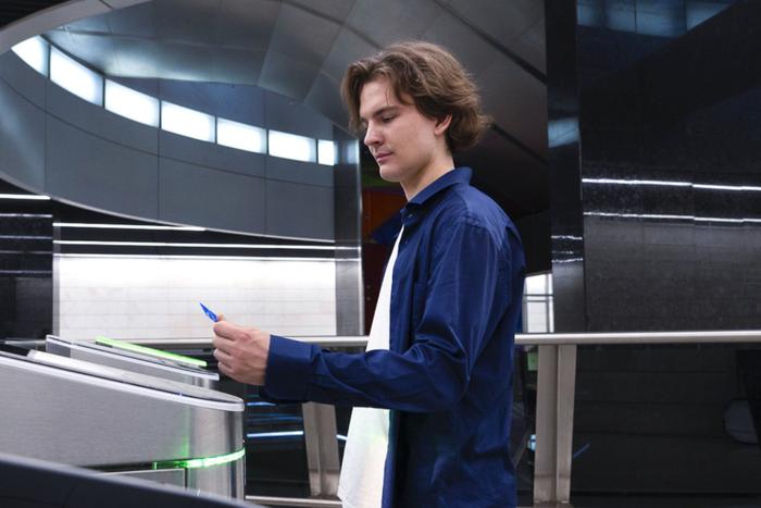 Более 1 млн раз по будням москвичи оплачивали проезд в метро и МЦК банковскими картами