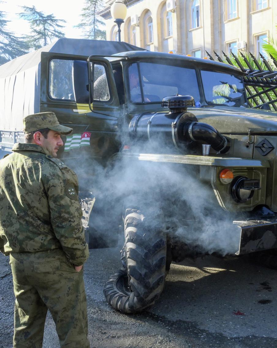 Протестующие в Абхазии договорились о возврате военным оставленной у здания парламента техники