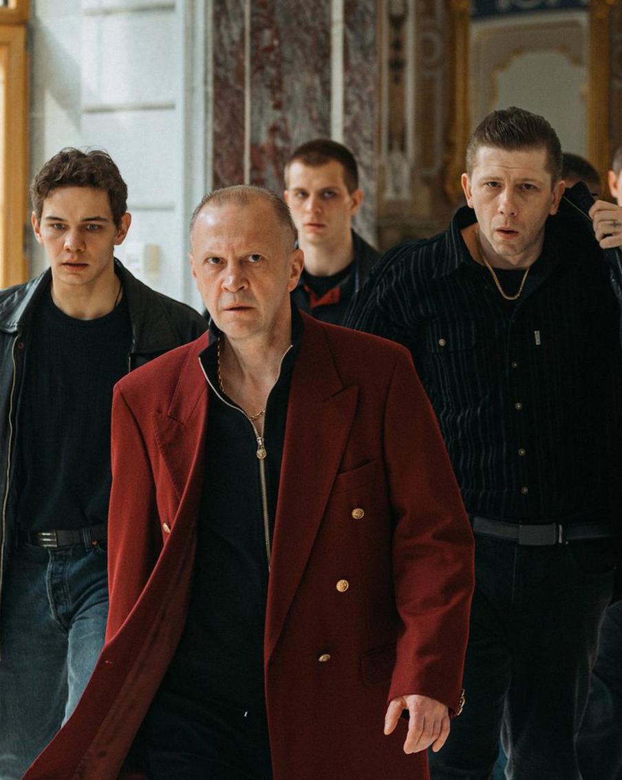 "Дети перемен" снова возвращают нас в лихие 90-е. В Сети выходит новый сериал с набором отсылок к "Жмуркам" и "Брату" Балабанова