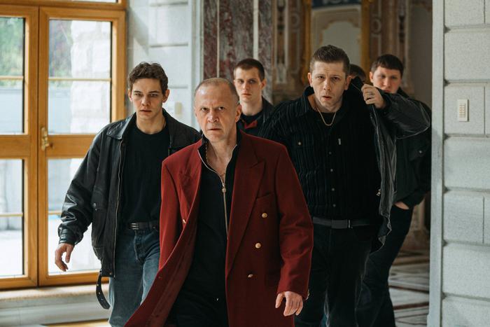 "Дети перемен" снова возвращают нас в лихие 90-е. В Сети выходит новый сериал с набором отсылок к "Жмуркам" и "Брату" Балабанова