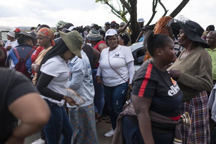 Как нелегалы в Африке захватили заброшенные шахты с полезными ископаемыми