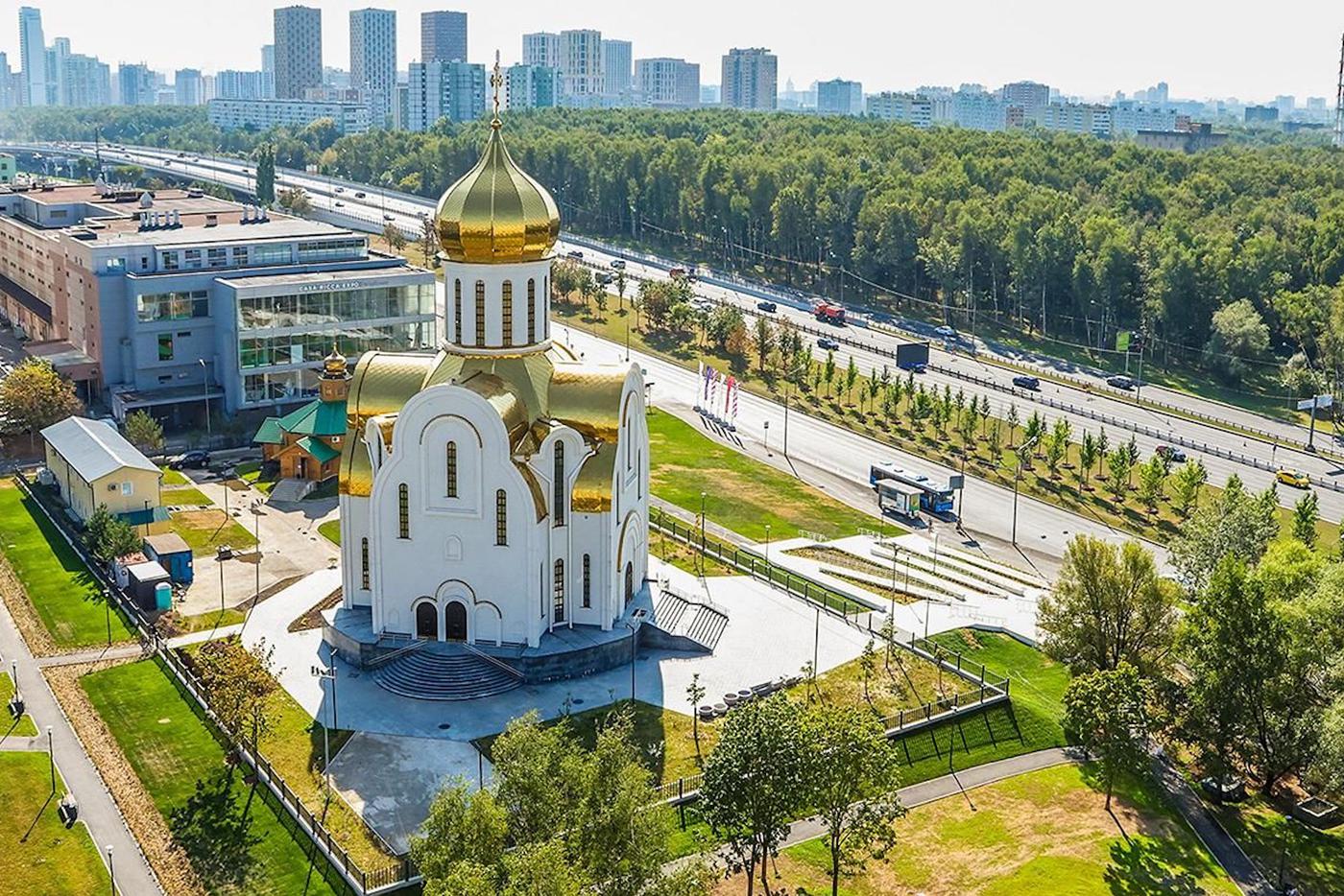 Собянин: На западе Москвы благоустроили пять крупных общественных пространств