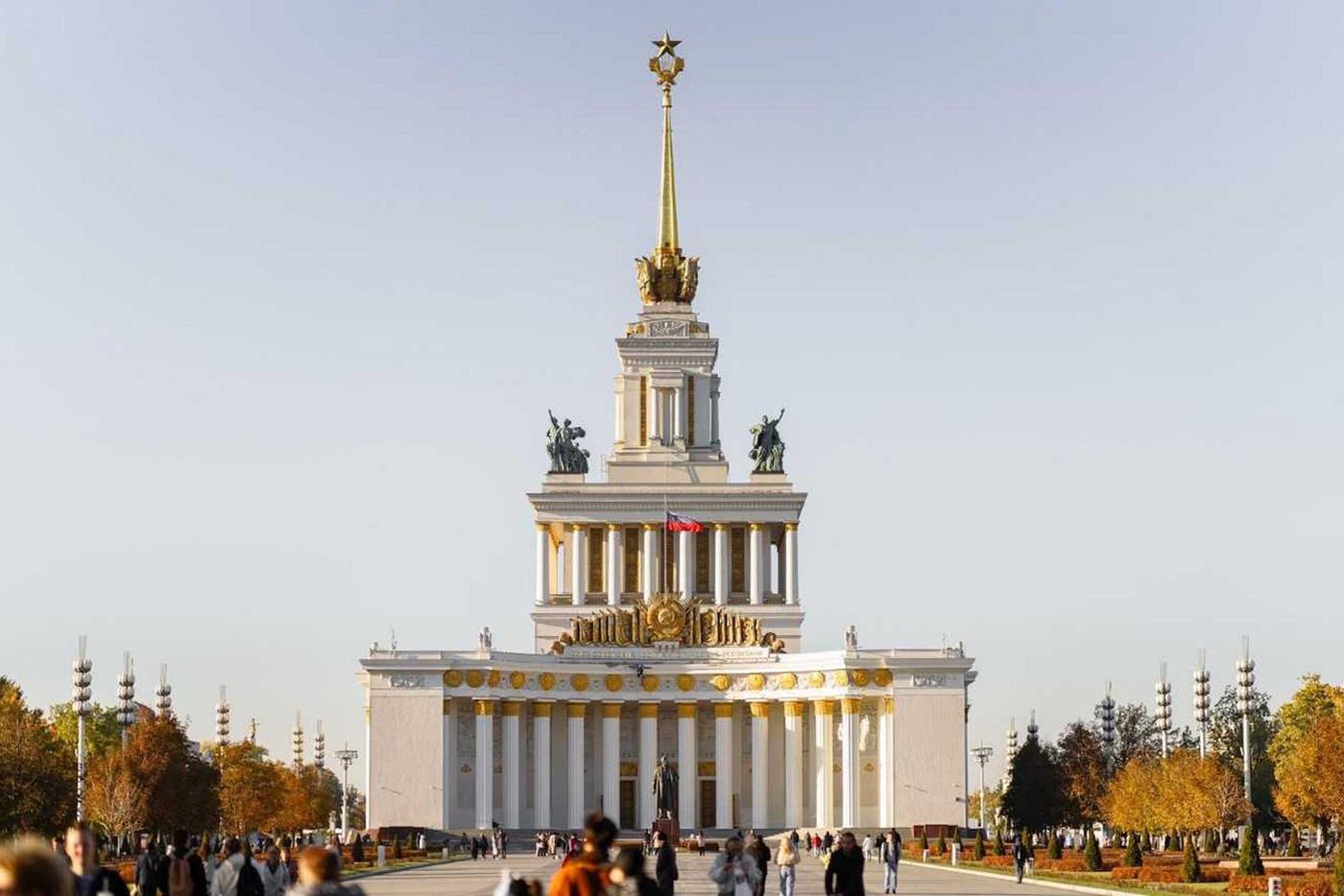 Отреставрированное здание и его величественные интерьеры стали частью экспозиции