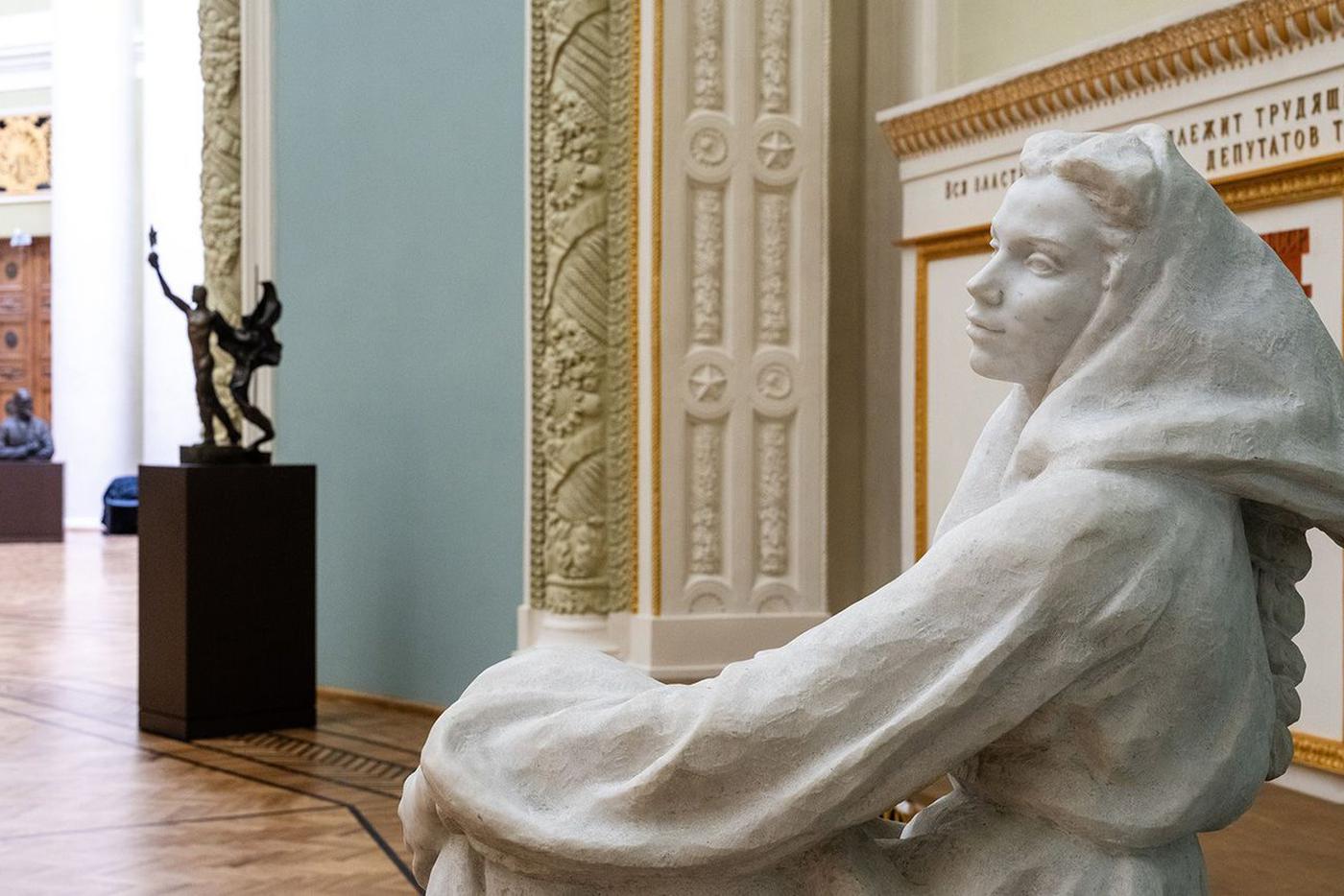 В экспозиции широко представлены шедевры соцреалистической скульптуры. На переднем плане – работа скульптора Екатерины Белашовой "Мечтания", 1957.