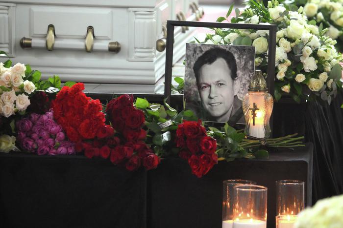 Россия простилась с иконой поп-музыки 90-х. Владимира Лёвкина похоронили на Троекуровском кладбище