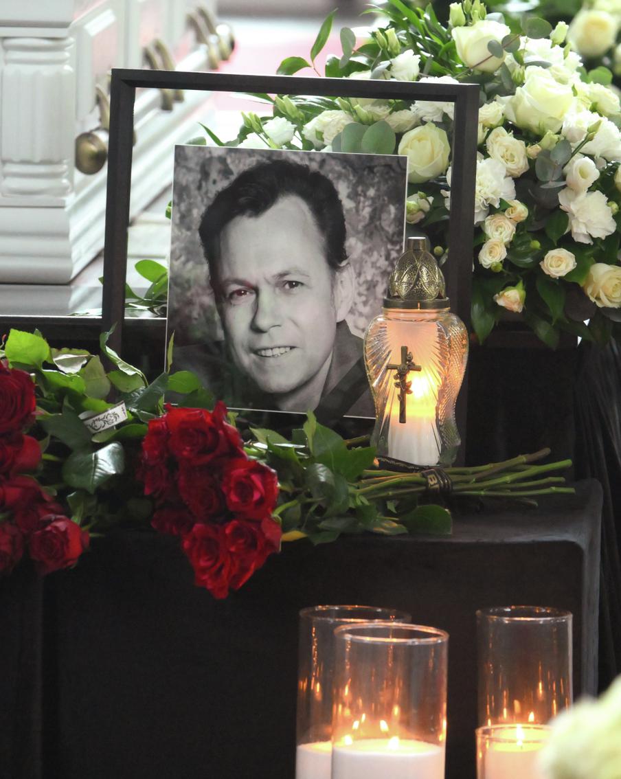 Россия простилась с иконой поп-музыки 90-х. Владимира Лёвкина похоронили на Троекуровском кладбище