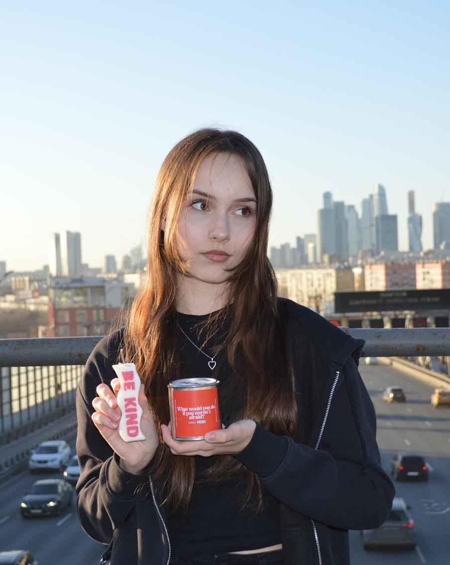 "Просили сделать свечку в виде розетки": школьница рассказала Metro о своём бизнесе