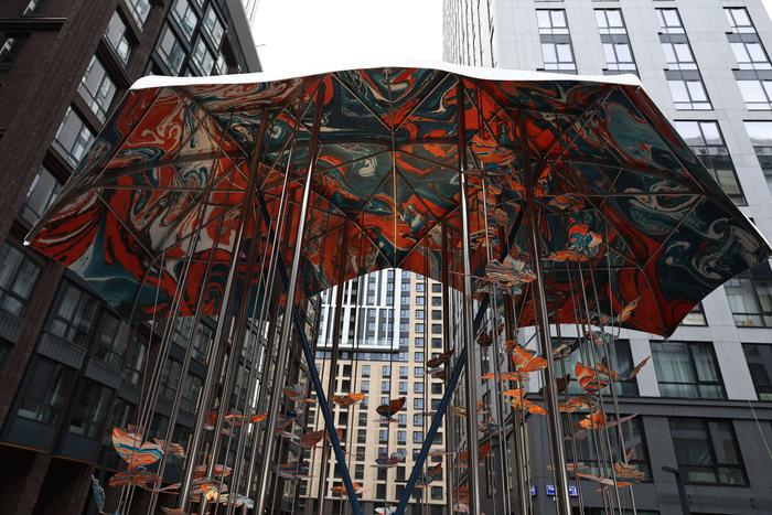 Два зонтика любви спасают от непогоды: в Останкино появился новый арт-объект