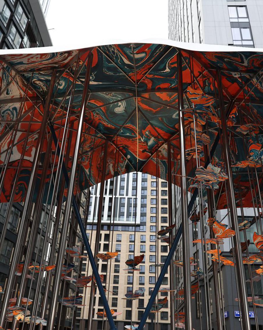 Два зонтика любви спасают от непогоды: в Останкино появился новый арт-объект