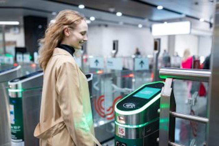 Теперь студенты могут оплачивать проезд в метро и на МЦК с помощью улыбки