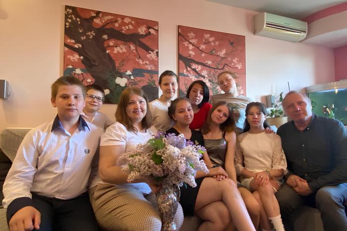 Шесть литров борща на обед: пара из Подмосковья воспитывает 14 детей из детских домов