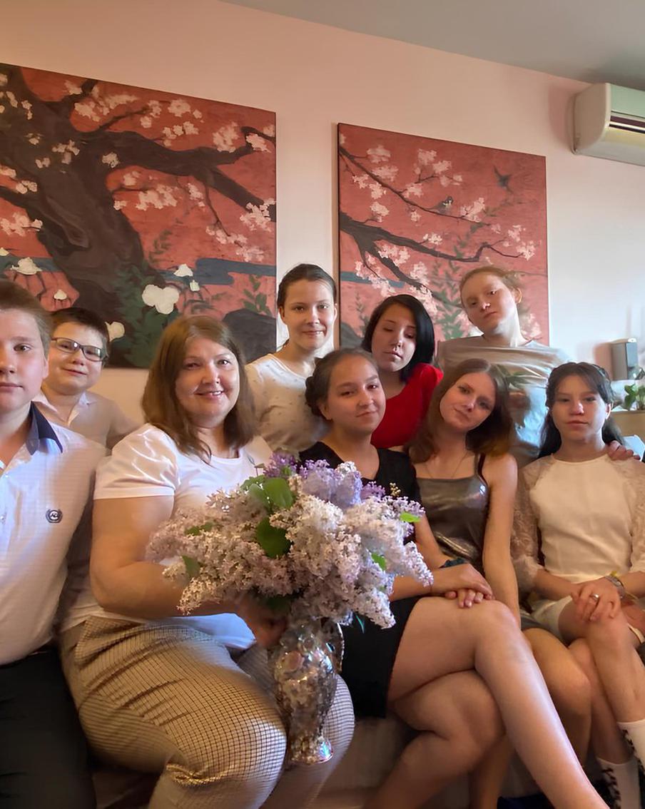 Шесть литров борща на обед: пара из Подмосковья воспитывает 14 детей из детских домов