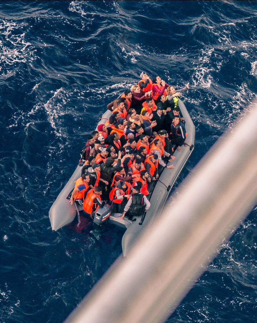 Почему власти Испании планируют выдавать документы миллионам нелегалов в год