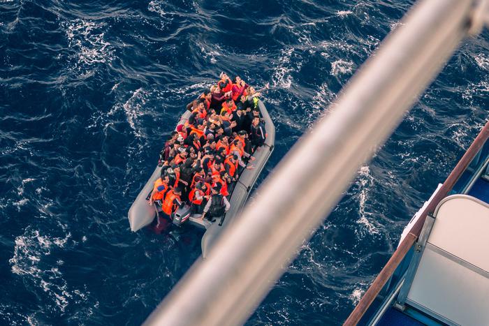 Почему власти Испании планируют выдавать документы миллионам нелегалов в год