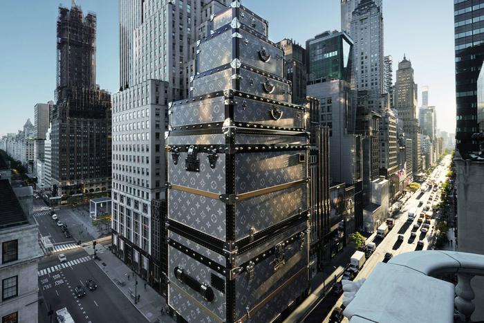 Бутик Louis Vuitton превратился в башню из фирменных чемоданов: что происходило в мире моды и красоты на этой неделе
