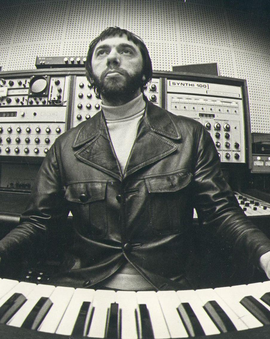 "Однажды папе прислали четверть самогона": Артемий Артемьев поделился с Metro воспоминаниями о знаменитом отце