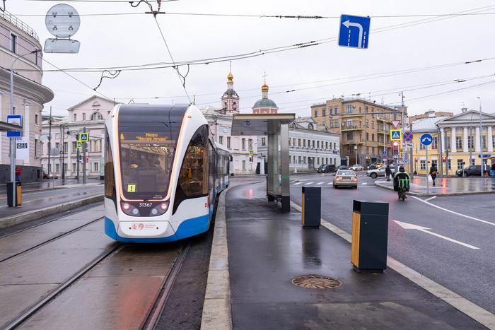 На трамвайных остановках столицы появились новые приподнятые платформы