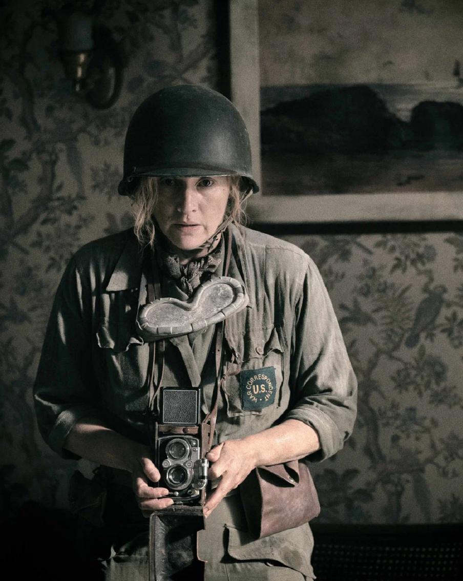 Кейт Уинслет спускает затвор фотоаппарата в новой картине "Великая"