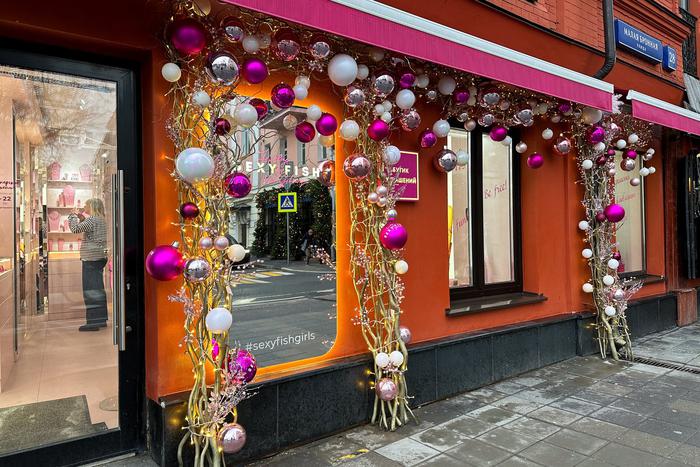 Столичные бизнесмены оформляют свои заведения к Новому году живыми ёлками, новогодними шарами и гирляндами