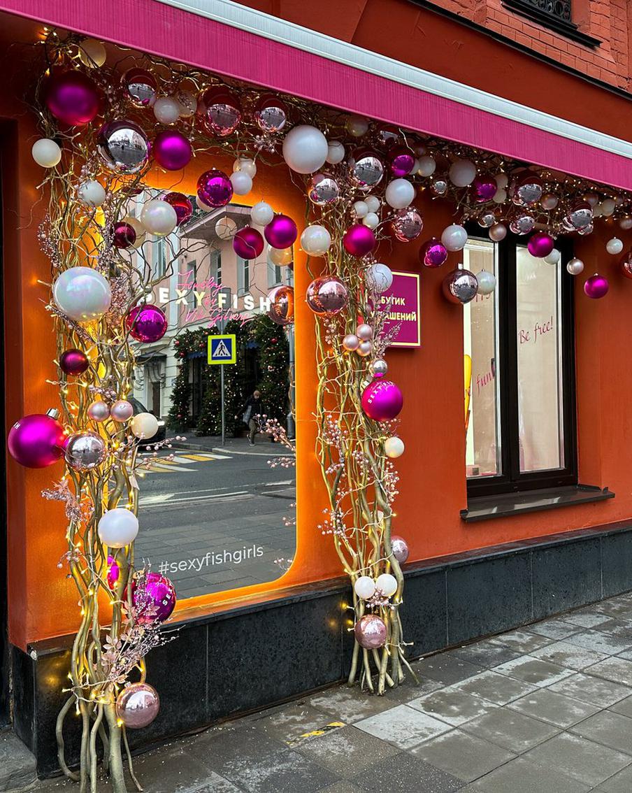 Столичные бизнесмены оформляют свои заведения к Новому году живыми ёлками, новогодними шарами и гирляндами