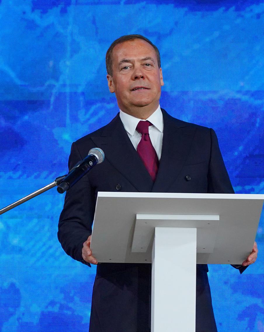 Медведев назвал способ завершить конфликт на Украине