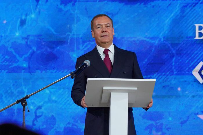 Медведев назвал способ завершить конфликт на Украине