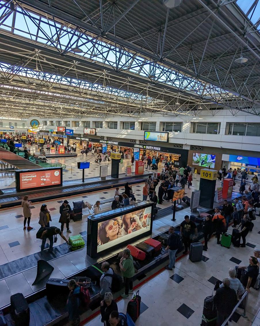 Без загранпаспортов остались 10 россиян после пожара в самолёте в Анталье