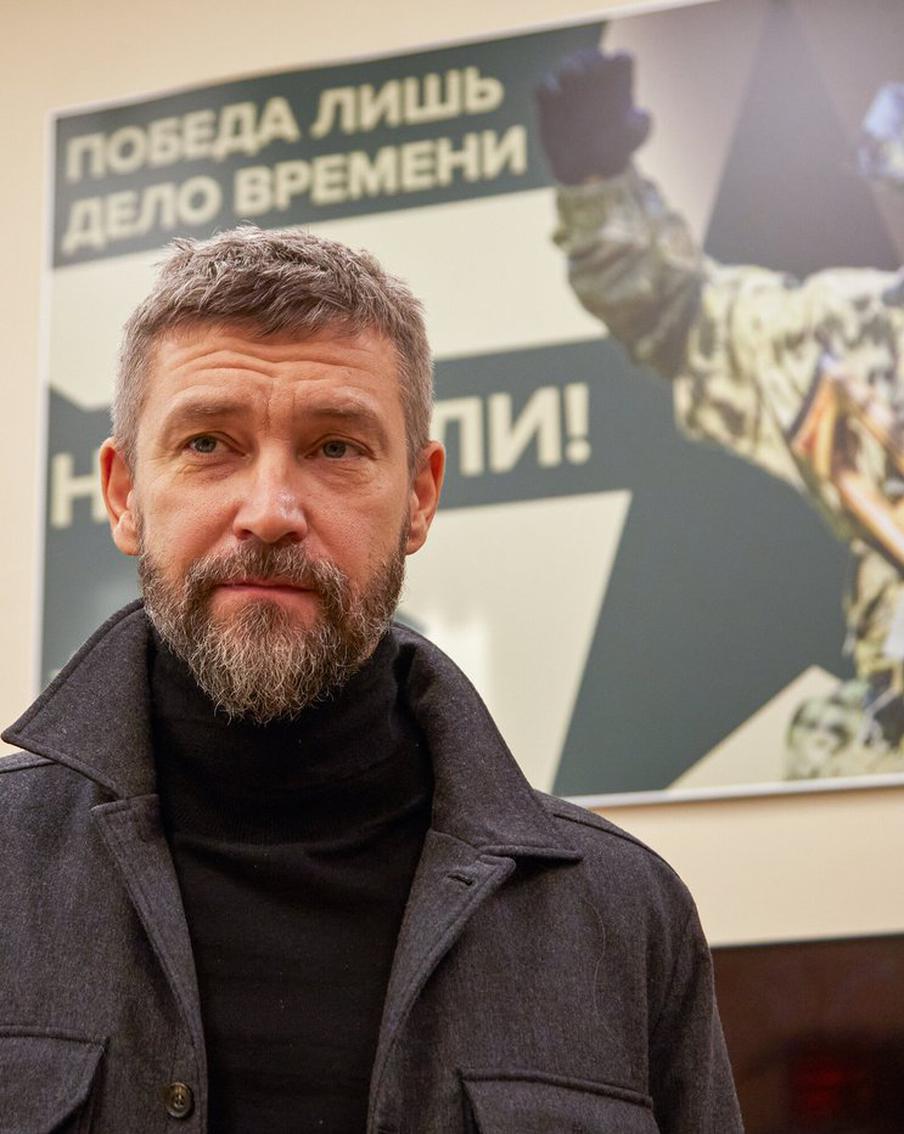 Музыкант Владимир Кристовский посетил Единый пункт отбора на военную службу в Москве