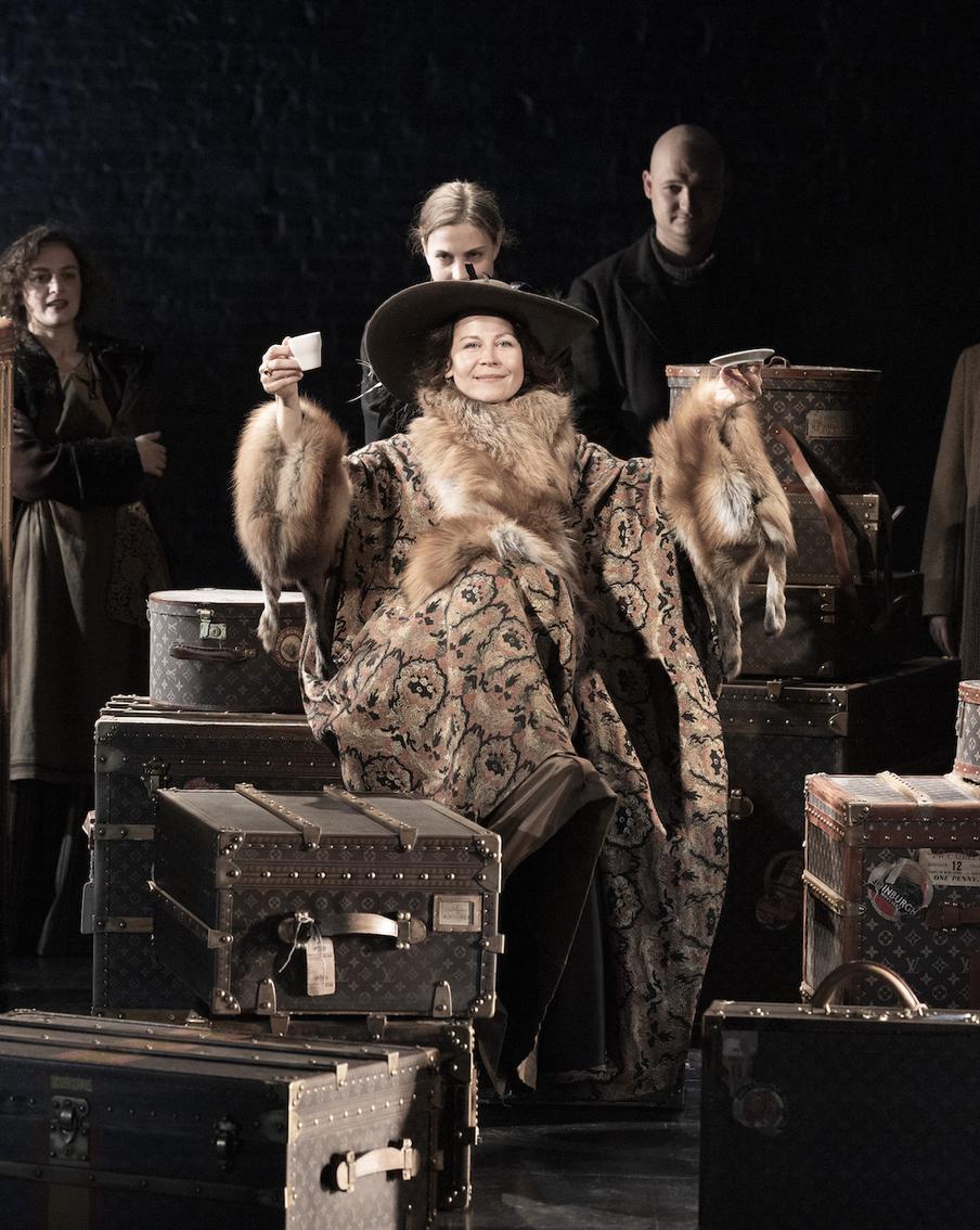 Даже не говорите Раневской про дачи! Metro оценило новый спектакль "Вишнёвый сад" с Иваном Янковским