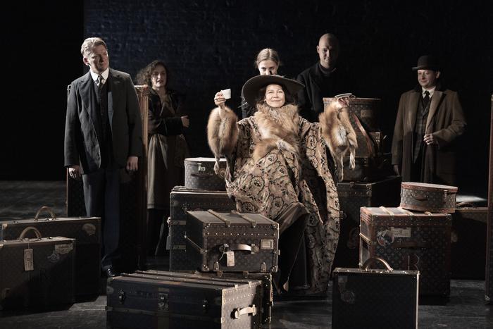 Даже не говорите Раневской про дачи! Metro оценило новый спектакль "Вишнёвый сад" с Иваном Янковским