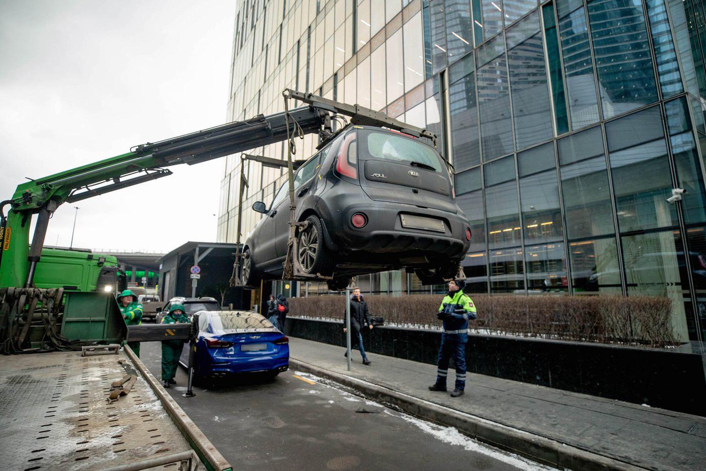 8 тысяч водителей смогли избежать эвакуации авто с начала этого года