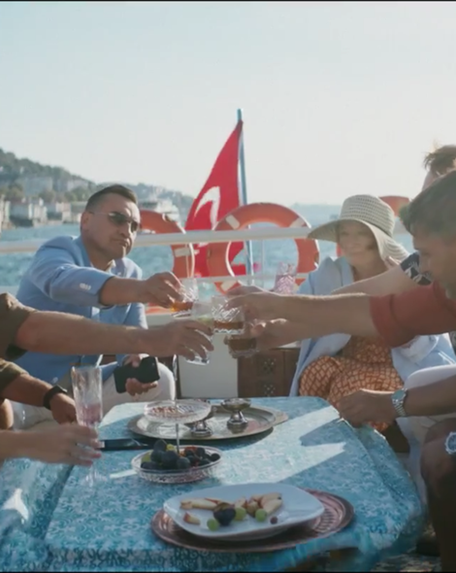 "Квартет И" веселится на поминках друга за его же счёт: в российском прокате – комедия "Один день в Стамбуле"