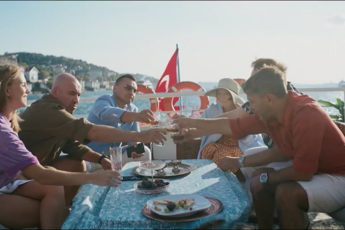 "Квартет И" веселится на поминках друга за его же счёт: в российском прокате – комедия "Один день в Стамбуле"