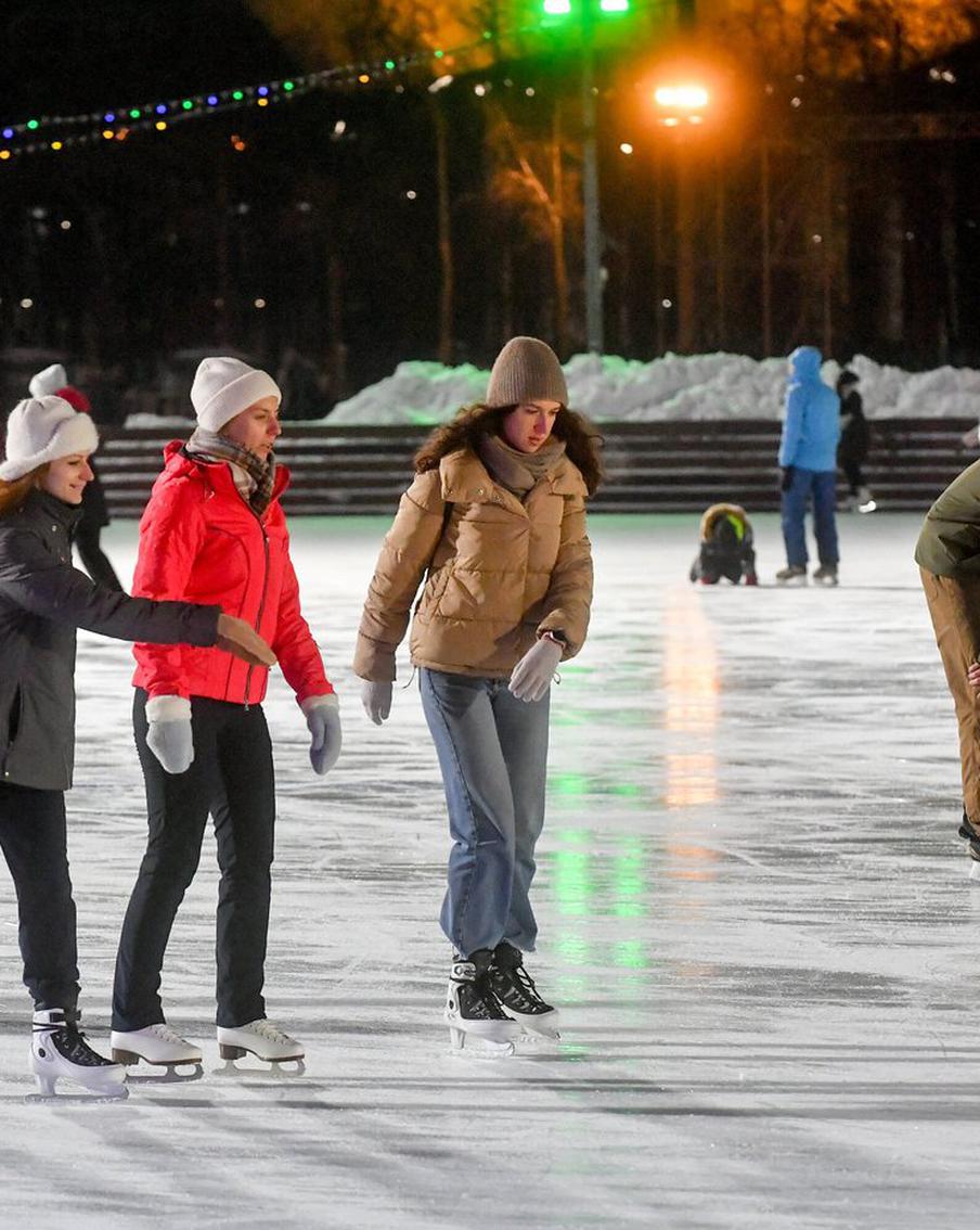 Танцуем на коньках и пьём ароматный какао: в Москве стартовал сезон катков