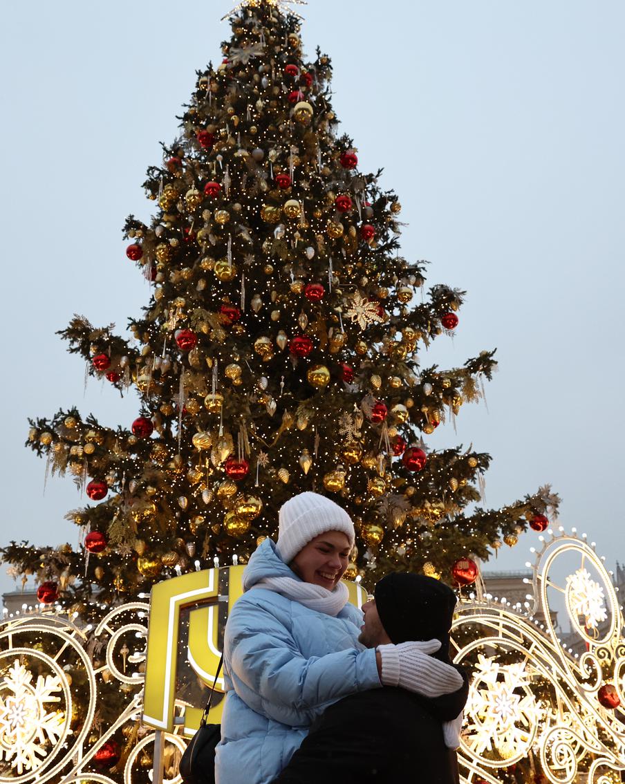 Москва готова к зиме: в городе появились гигантские шары и ёлки "в поклоне"