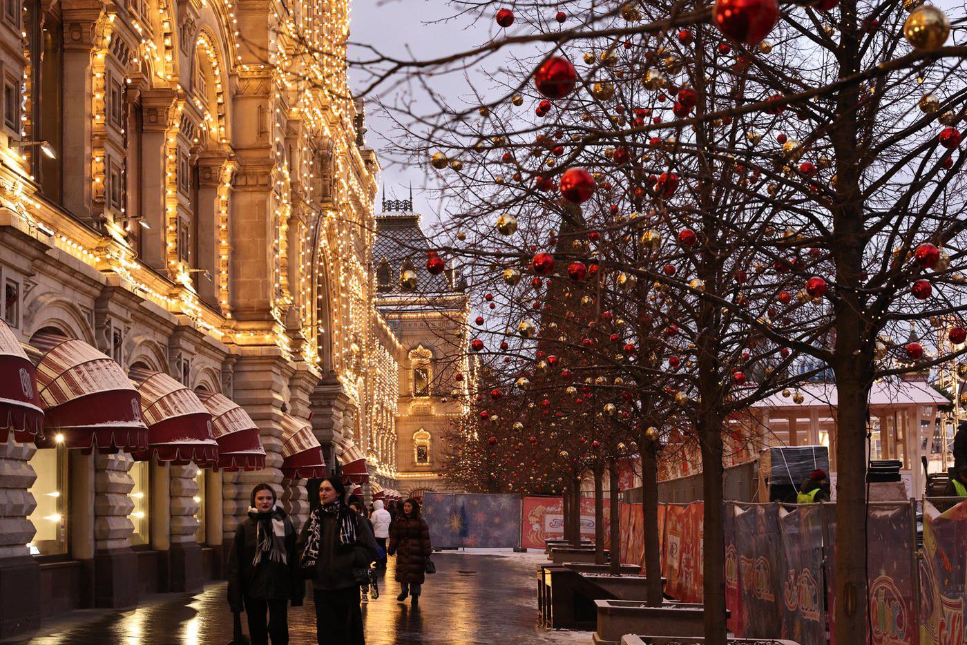 Здание ГУМа традиционно подсветили.