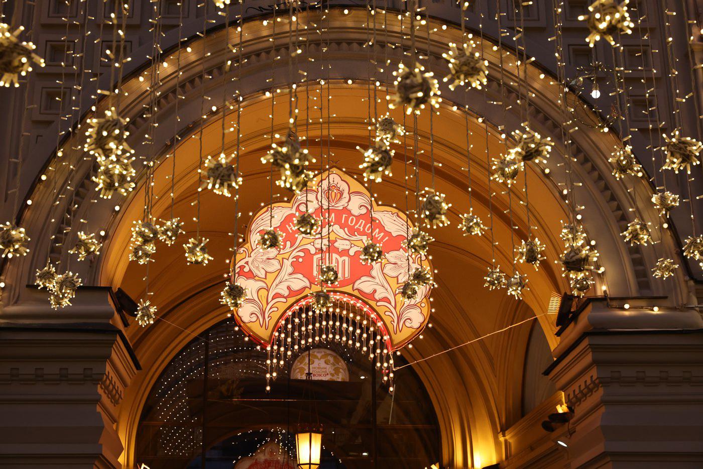 ГУМ сияет тысячью огоньков.