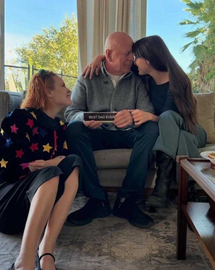 Дочери Брюса Уиллиса опубликовали фото с отцом. Что делать, если близкий человек страдает деменцией?