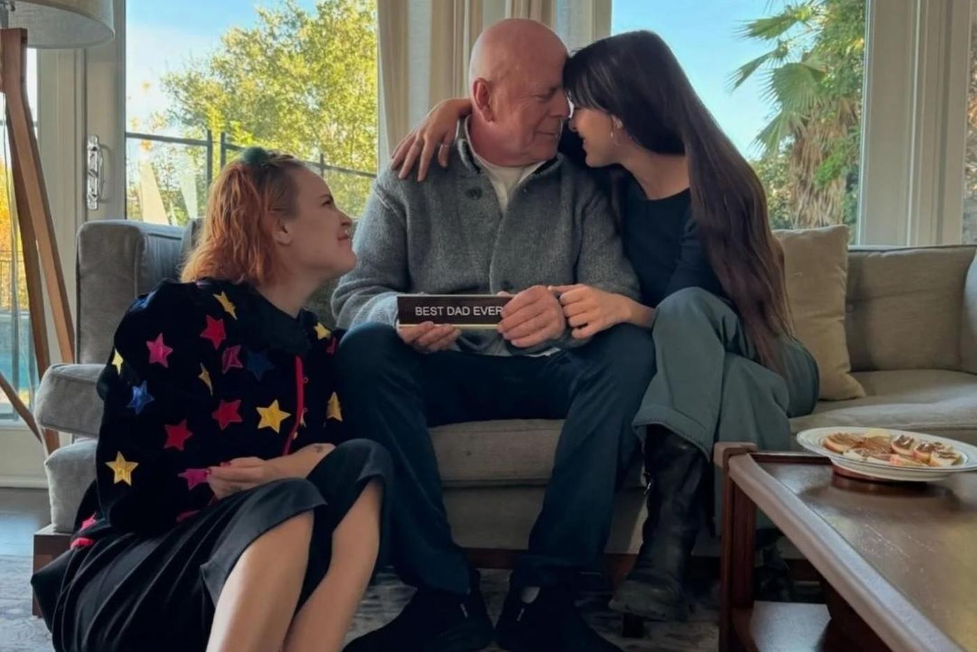 Дочери Брюса Уиллиса опубликовали фото с отцом. Что делать, если близкий человек страдает деменцией?