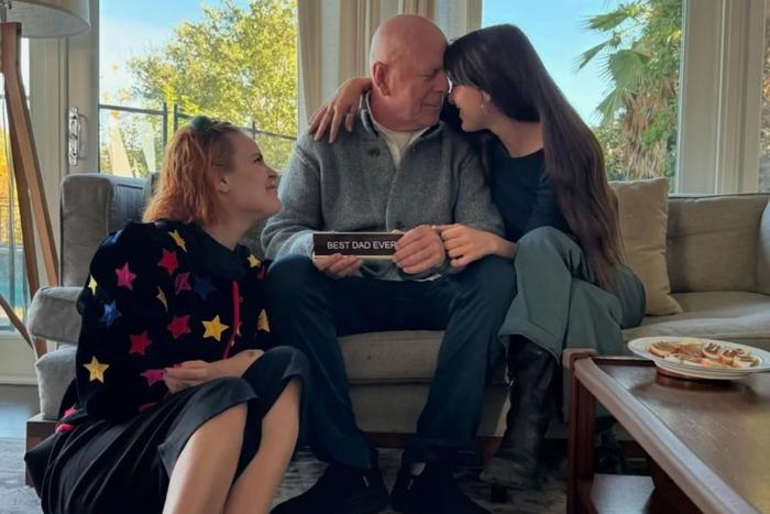 Дочери Брюса Уиллиса опубликовали фото с отцом. Что делать, если близкий человек страдает деменцией?