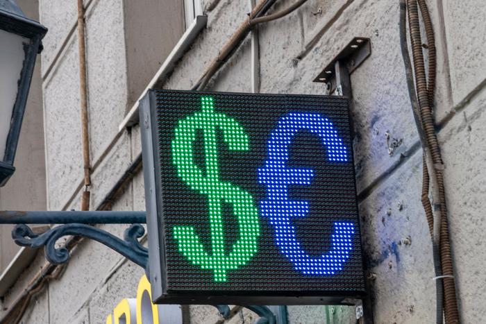 В Госдуме связали рост курса доллара с мигрантами