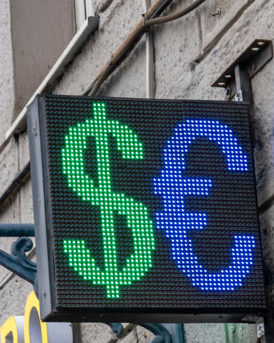 В Госдуме связали рост курса доллара с мигрантами