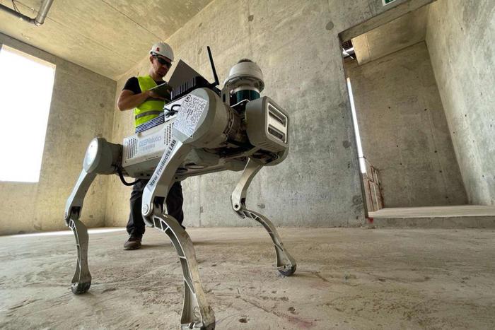 Столичные передовые разработки в разных областях: робособака и "живые" окна проходят тестирование