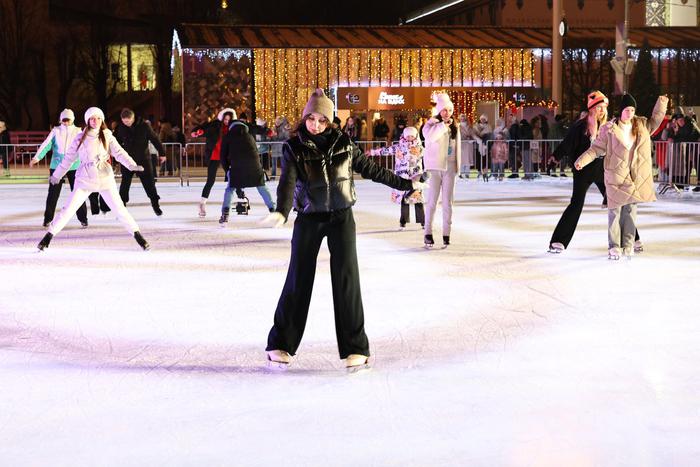 Фигуристка Елизавета Туктамышева провела мастер-класс на открытии катка на ВДНХ