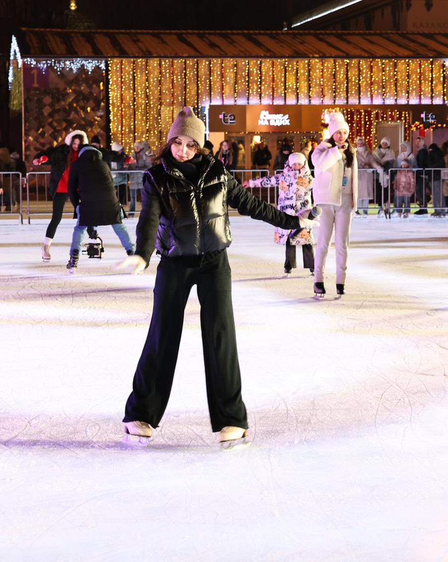 Фигуристка Елизавета Туктамышева провела мастер-класс на открытии катка на ВДНХ