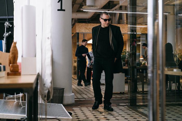 Сериал "Первый номер" рассказывает о мире глянцевых медиа. Прообразом главного героя частично стал публицист Эдуард Багиров