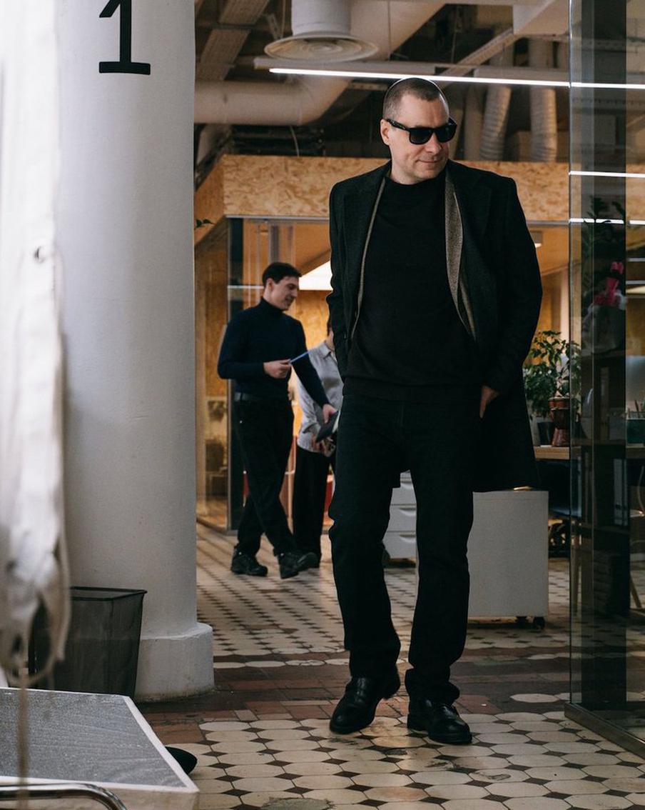 Сериал "Первый номер" рассказывает о мире глянцевых медиа. Прообразом главного героя частично стал публицист Эдуард Багиров