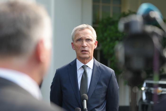 Столтенберг допустил временную уступку Киевом территорий для быстрого мира